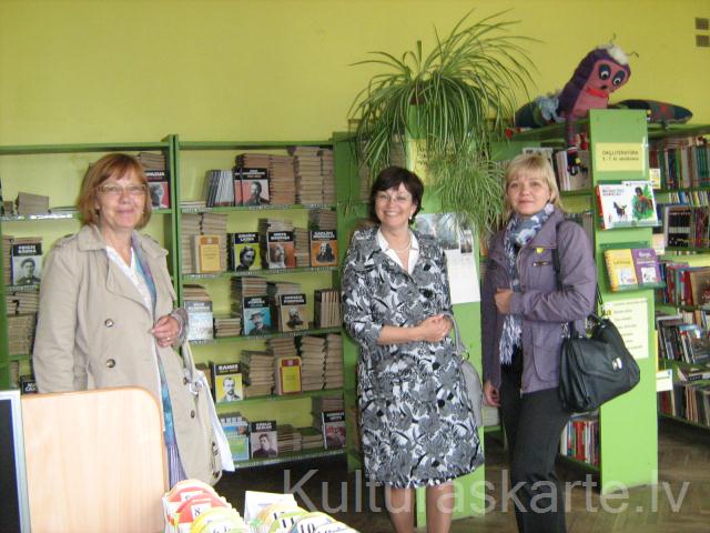 Skolas bibliotēkā Kultūras ministrijas pārstāve L.Langenfelde un kolēģes no Jēkabpils
